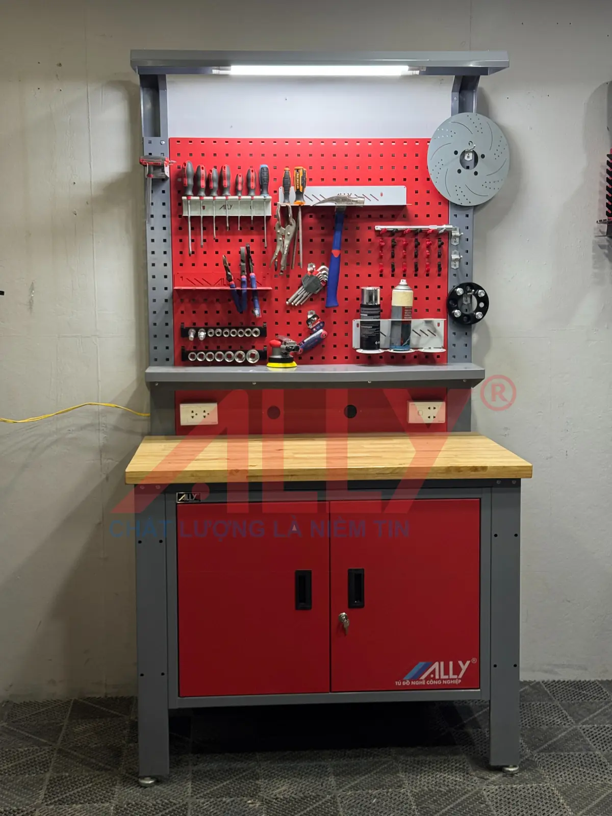 7 Lợi Ích Khi Sử Dụng Bàn Thao Tác Trong Xưởng Sản Xuất