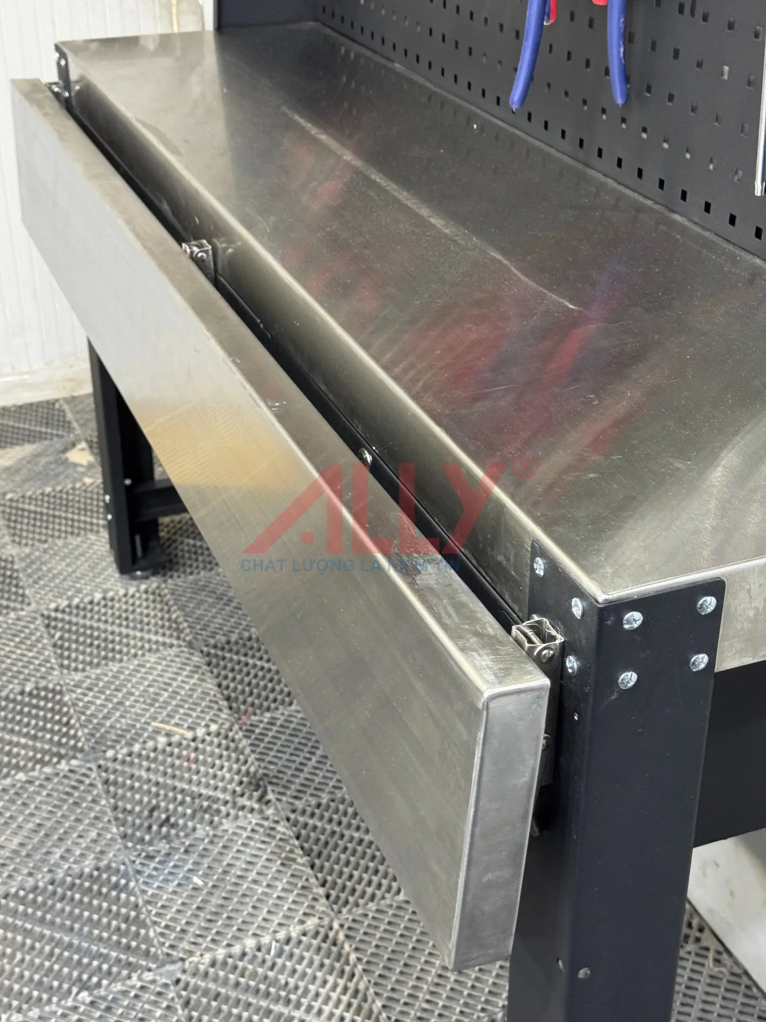 6 Loại Vật Liệu Phổ Biến Làm Mặt Bàn Thao Tác Công Nghiệp Được Ưa Chuộng