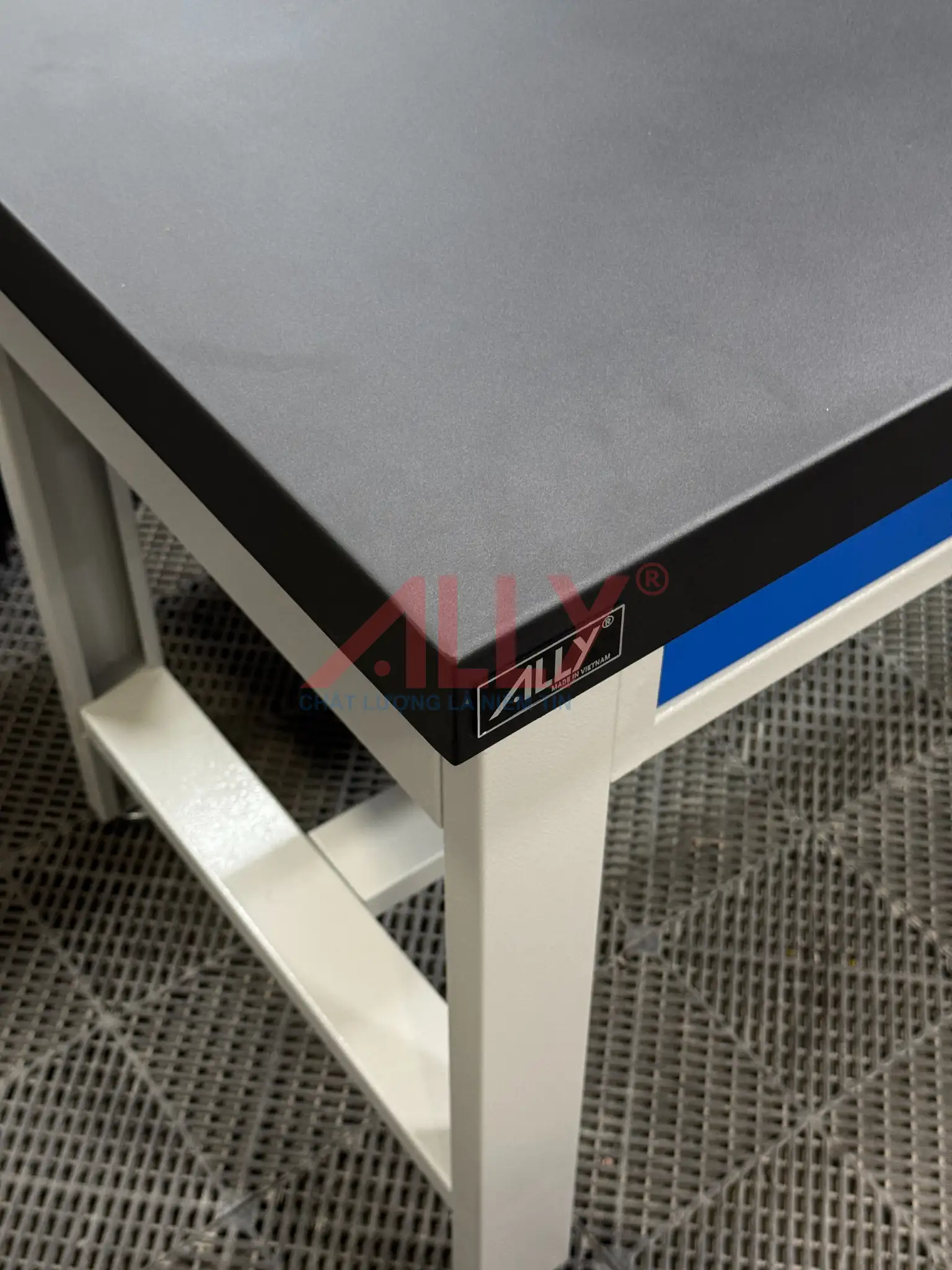 6 Loại Vật Liệu Phổ Biến Làm Mặt Bàn Thao Tác Công Nghiệp Được Ưa Chuộng