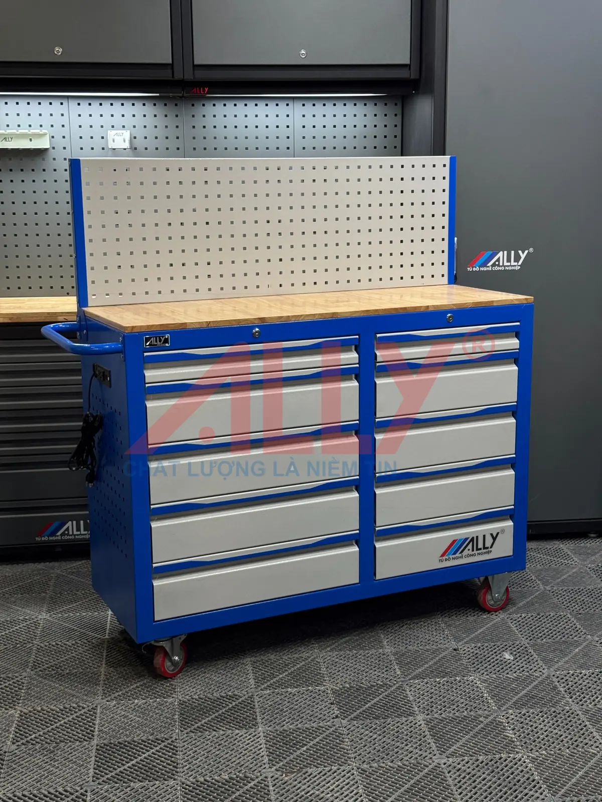 4 Ưu Điểm Của Tủ Đồ Nghề Cơ Khí Màu Xanh Trong Không Gian Xưởng
