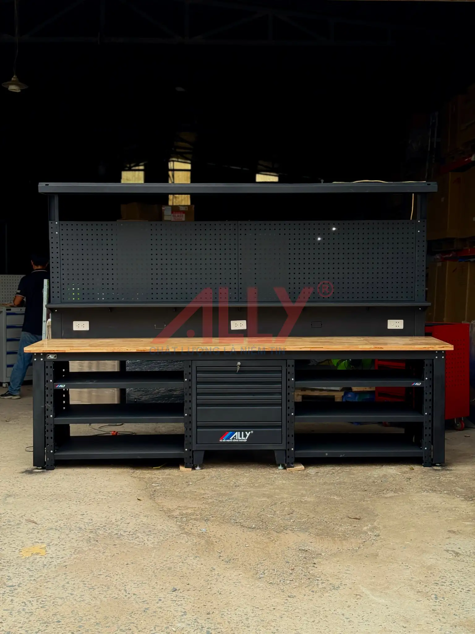 6 Loại Vật Liệu Phổ Biến Làm Mặt Bàn Thao Tác Công Nghiệp Được Ưa Chuộng